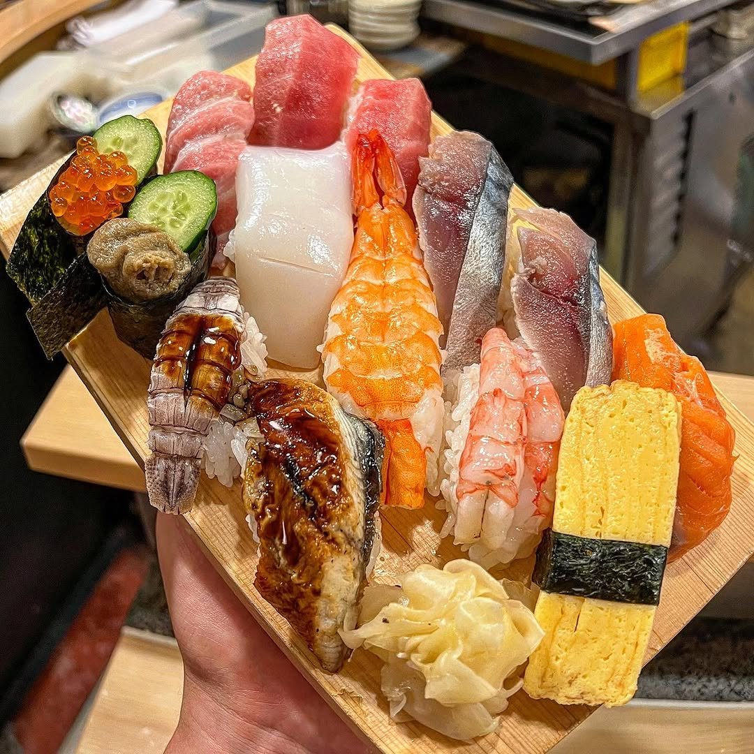 Photo by 맛집 스포일러 - 윤쌤 | 먹스타그램 on October 27, 2025. May be an image of sashimi, sushi, roe, shellfish and text.