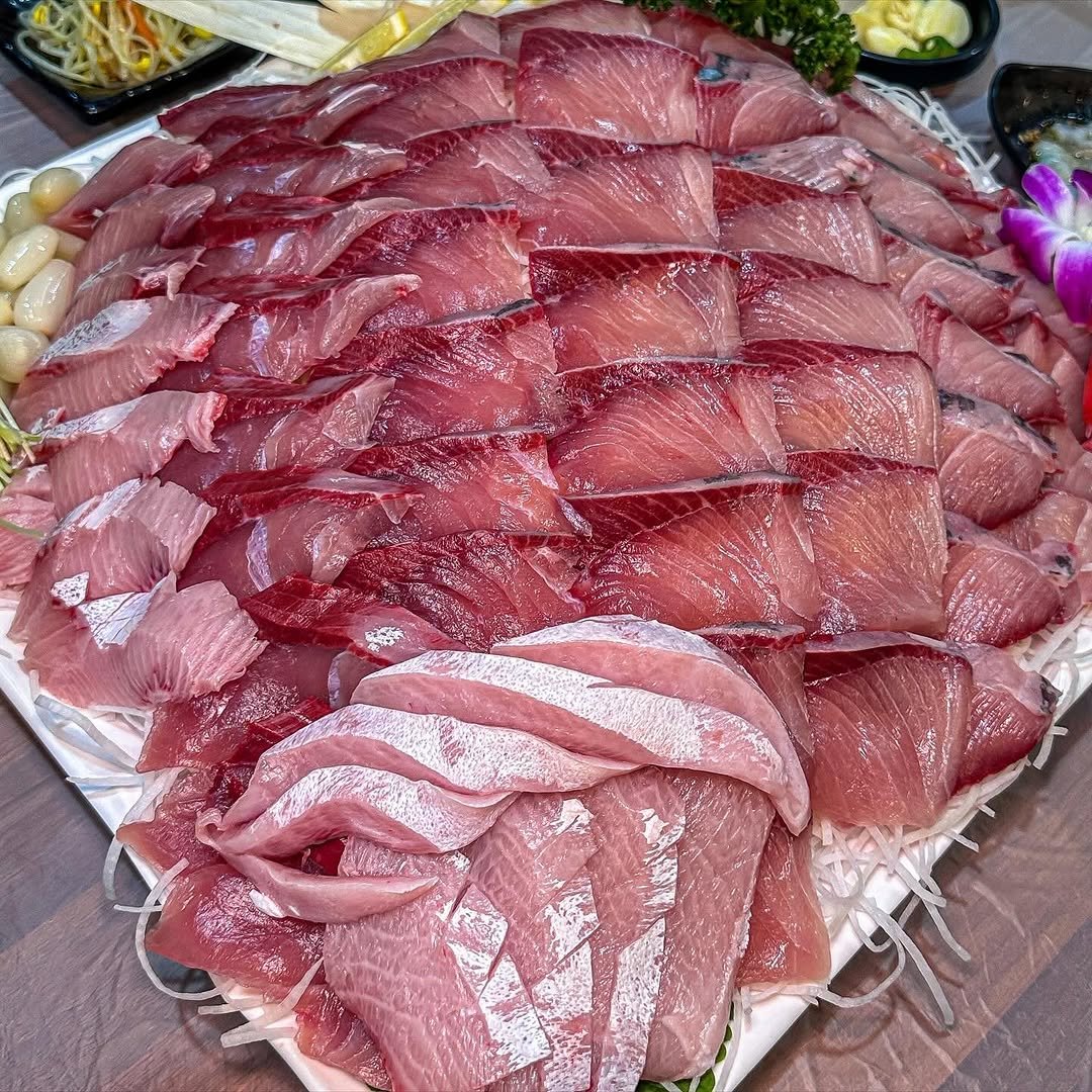 Photo by 맛집 스포일러 - 윤쌤 | 먹스타그램 on December 14, 2025. May be an image of sashimi and text.