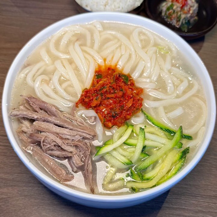 matzip_spoiler_ 게시물 이미지: 비오는 날 생각나는 칼국수&보쌈이다
한번 가면 무조건 단골이되는...