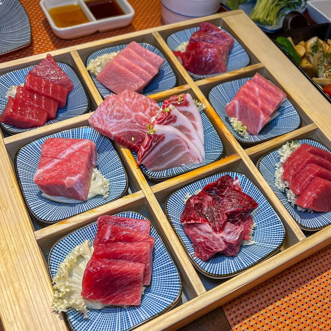 Photo by 맛집 스포일러 - 윤쌤 | 먹스타그램 on November 02, 2025. May be an image of sashimi, sushi, steak, beef, tuna and text.