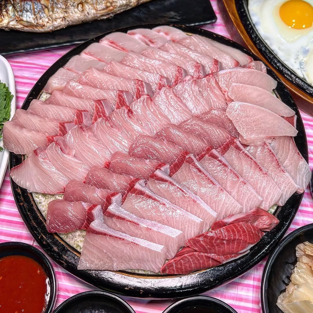 Photo by 맛집 스포일러 - 윤쌤 | 먹스타그램 on November 10, 2025. May be an image of sashimi and text.