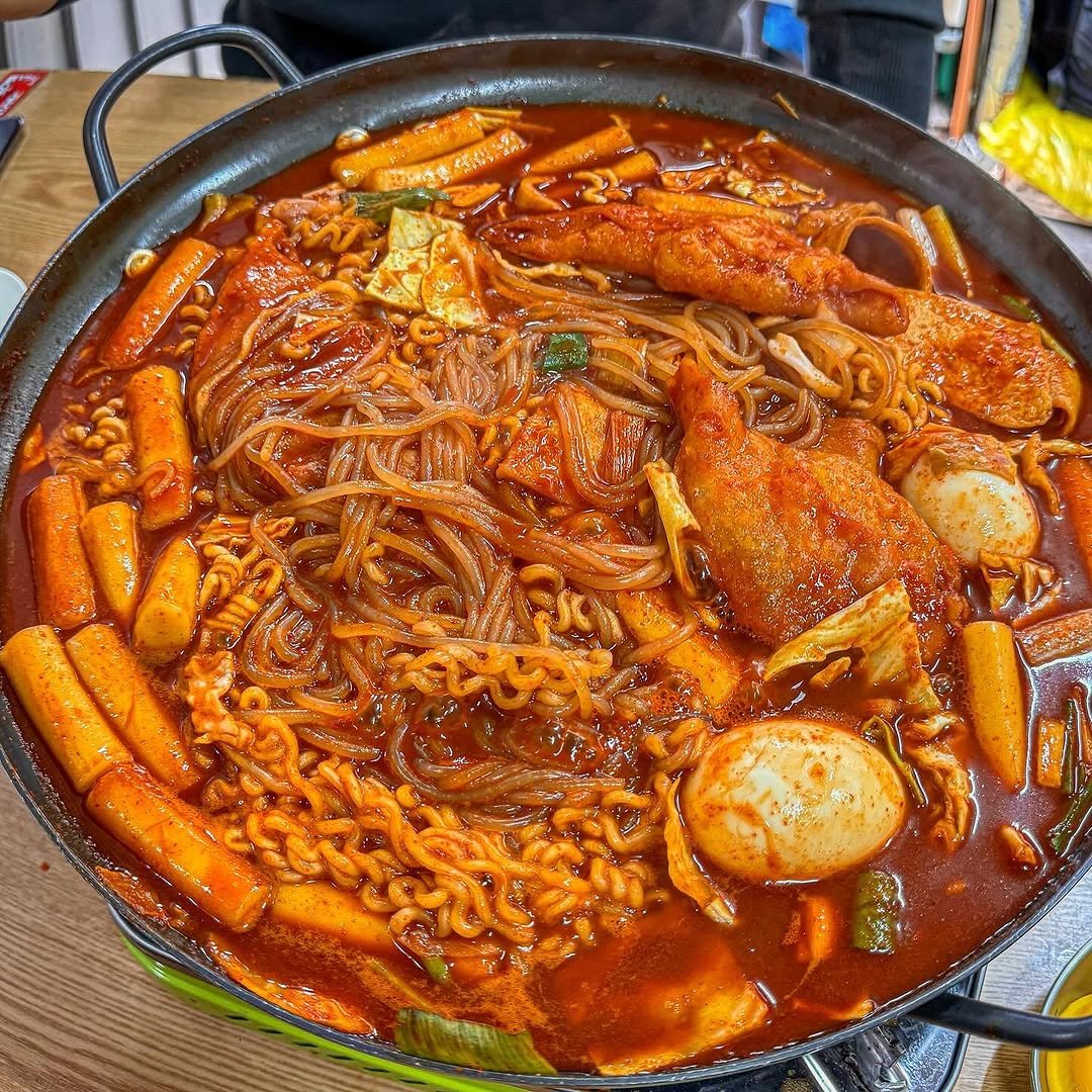 Photo by 맛집 스포일러 - 윤쌤 | 먹스타그램 on October 18, 2025. May be an image of hot pot, tofu, stew, pot, noodles and text.