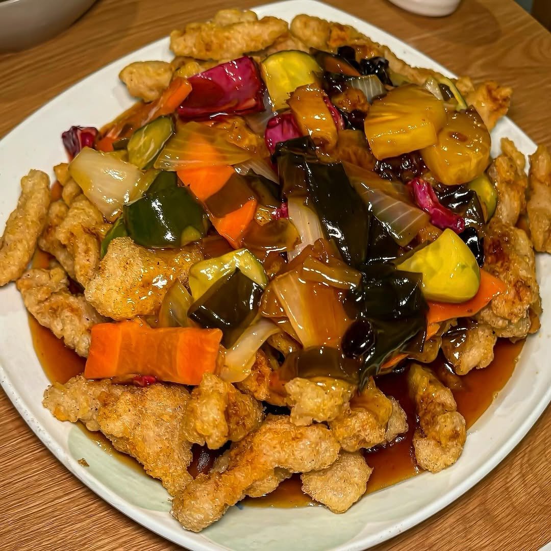 Photo by 맛집 스포일러 - 윤쌤 | 먹스타그램 on August 07, 2025. May be an image of chicken, tofu, chow mein, fillet and text.