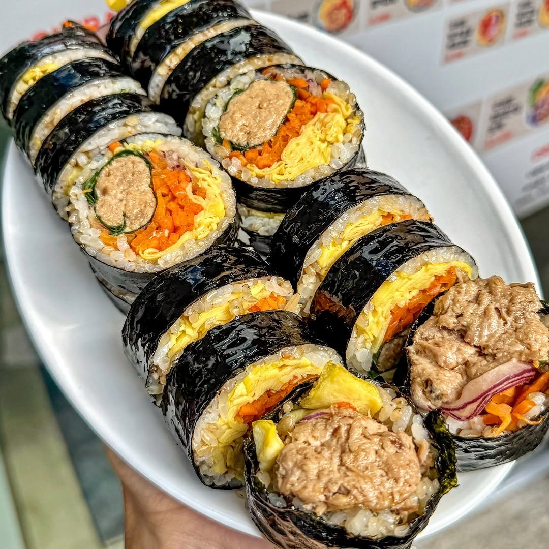 Photo by 맛집 스포일러 - 윤쌤 | 먹스타그램 on November 04, 2025. May be an image of sushi, tofu, rice, seaweed and text.