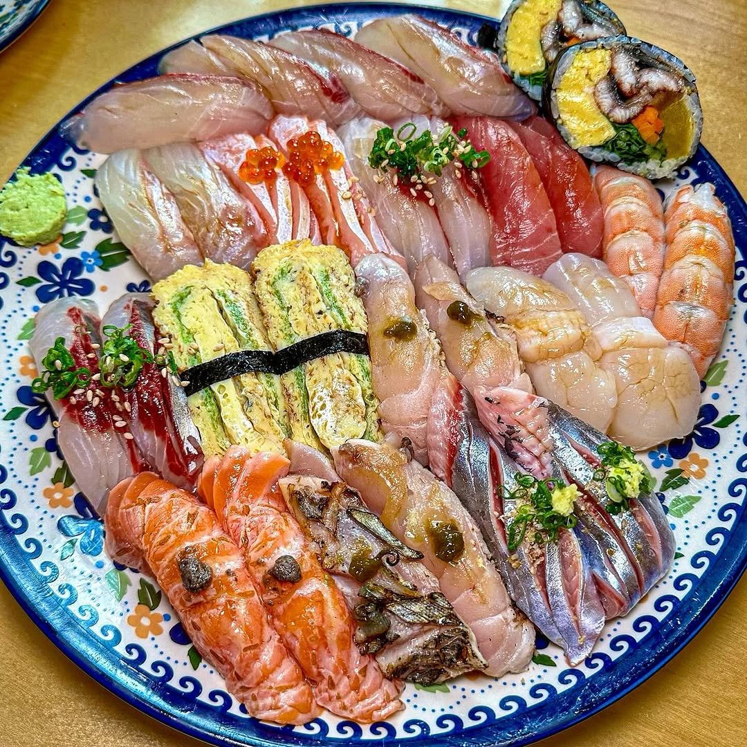 Photo by 맛집 스포일러 - 윤쌤 | 먹스타그램 on October 13, 2025. May be an image of sashimi, roe, sushi, platter, prawn, salmon and text.
