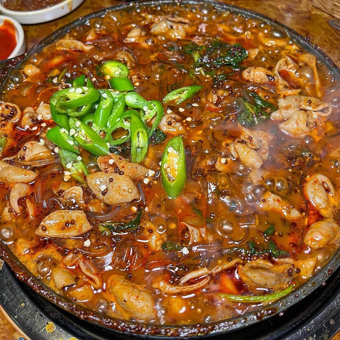 Photo by 스포일러 on April 22, 2026. May be an image of chicken, hot pot, sauce, stew and text.