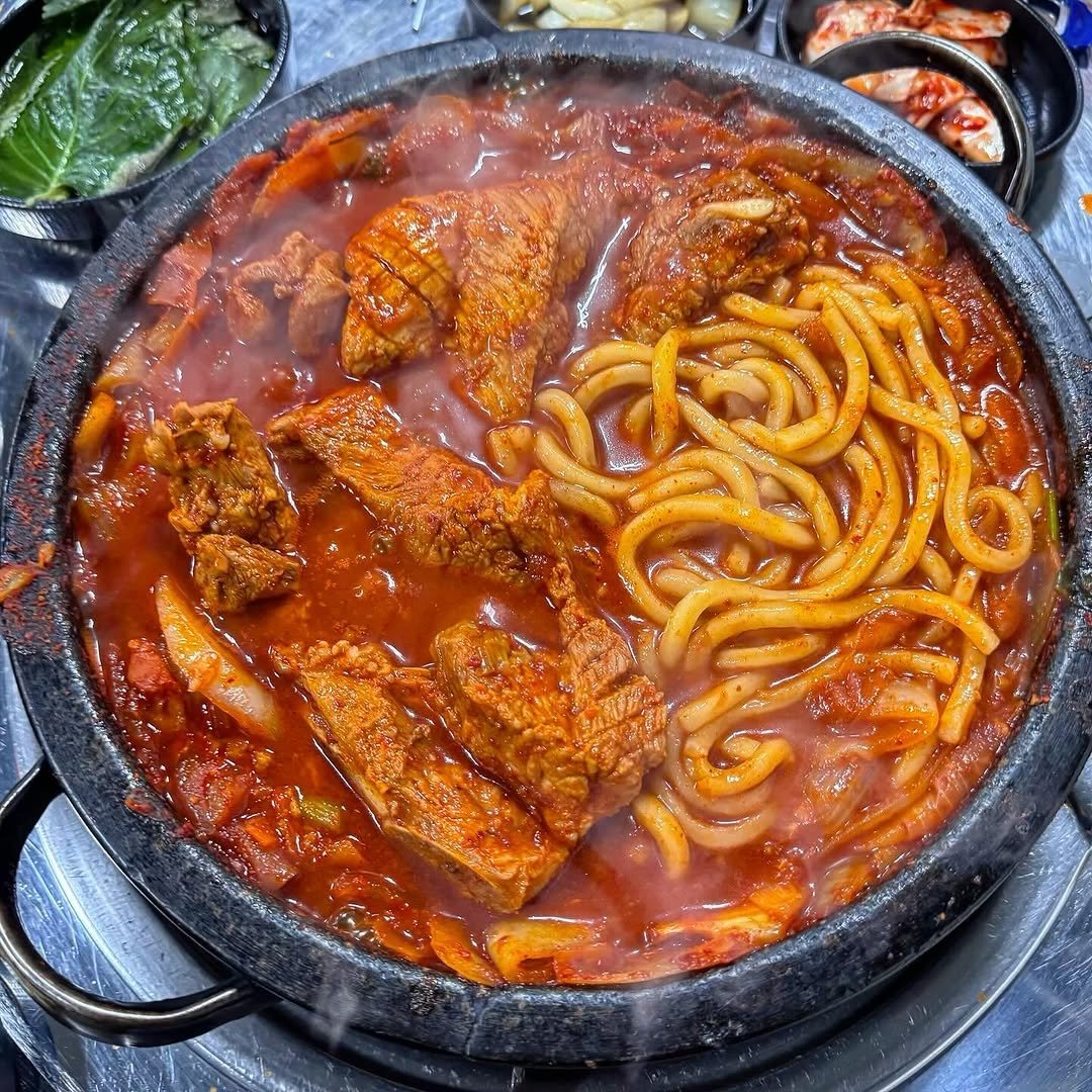 matzip_spoiler_ 게시물 이미지: 가격도 맛도 아주 예뻤던 매운 갈비찜이다
강릉 중앙시장 간다면 꼭 먹어줘여하는...