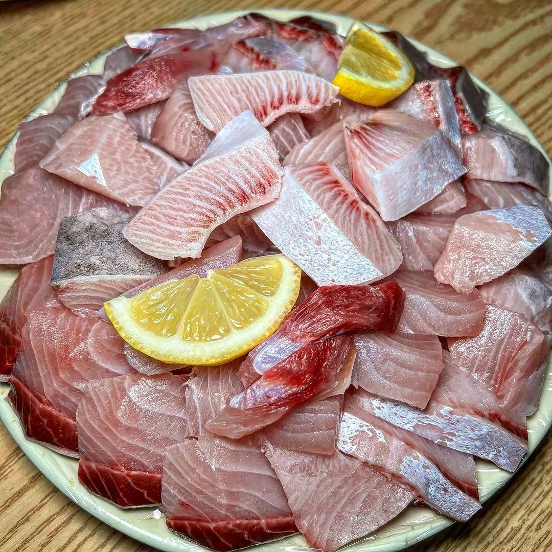 Photo by 맛집 스포일러 - 윤쌤 | 먹스타그램 on October 30, 2025. May be an image of sashimi and text.