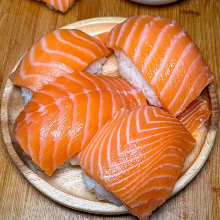 matzip_spoiler_ 게시물 이미지: 세상에서 가장 뚱뚱한 연어초밥이다🍣
내맘대로 만들어먹는 연어필렛 #두팜연어...