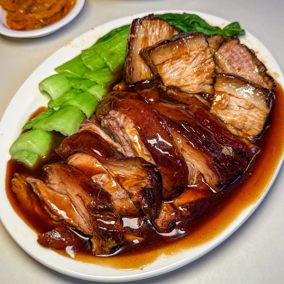 Photo by 맛집 스포일러 - 윤쌤 | 먹스타그램 on August 01, 2025. May be an image of duck, chow mein and text.