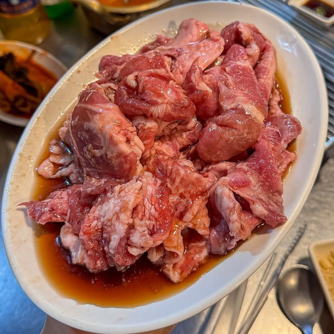 Photo by 맛집 스포일러 - 윤쌤 | 먹스타그램 on October 24, 2025. May be an image of beef, pork and text.