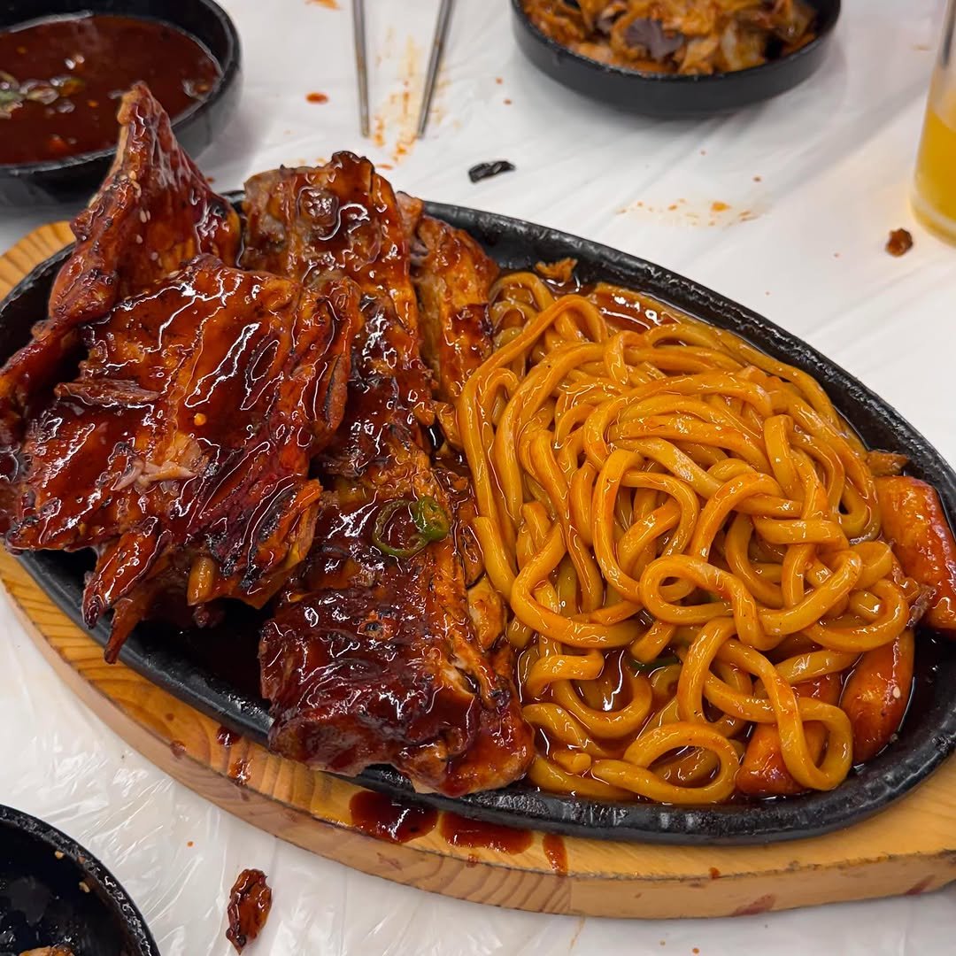 matzip_spoiler_ 게시물 이미지: 성심당만큼 유명한 뼈구이다
사나이 울리는 매운 맛 #옥천뼈구이농민뜨끈이 

성심당...