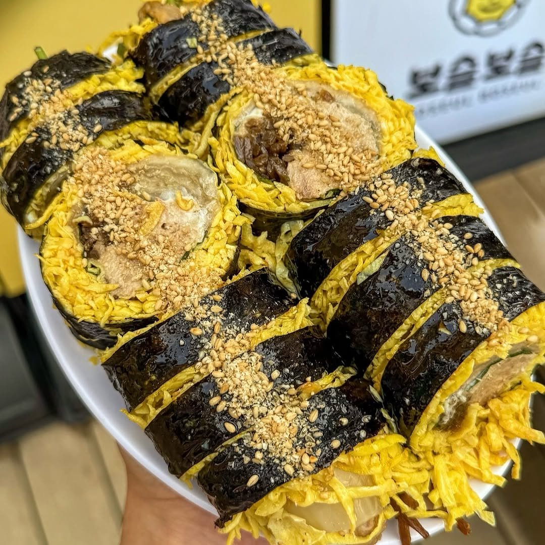 Photo by 맛집 스포일러 - 윤쌤 | 먹스타그램 on July 27, 2025. May be an image of chow mein, noodles, seaweed, rice and text.