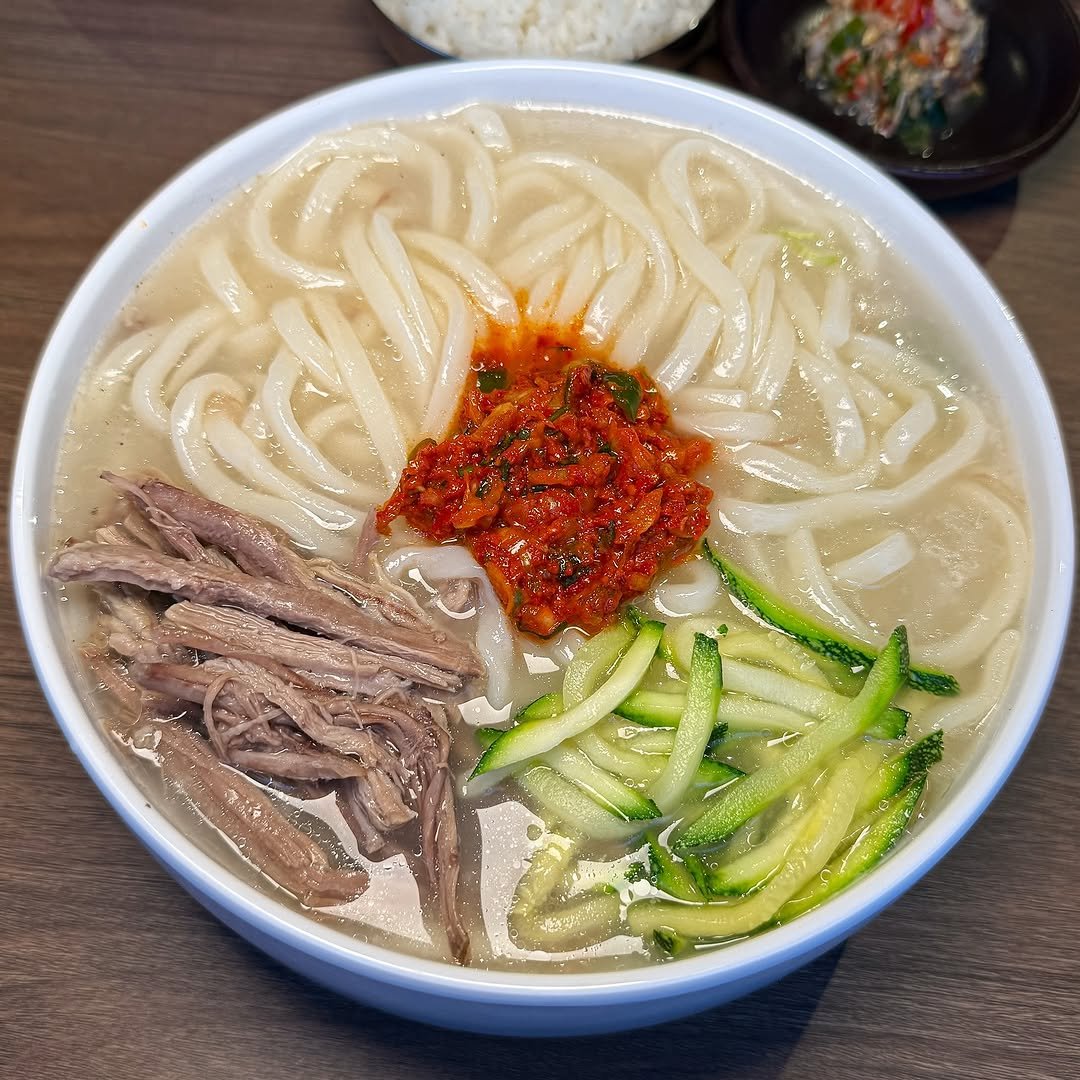 Photo by 맛집 스포일러 - 윤쌤 | 먹스타그램 on August 13, 2025. May be an image of ramen, noodles and text.