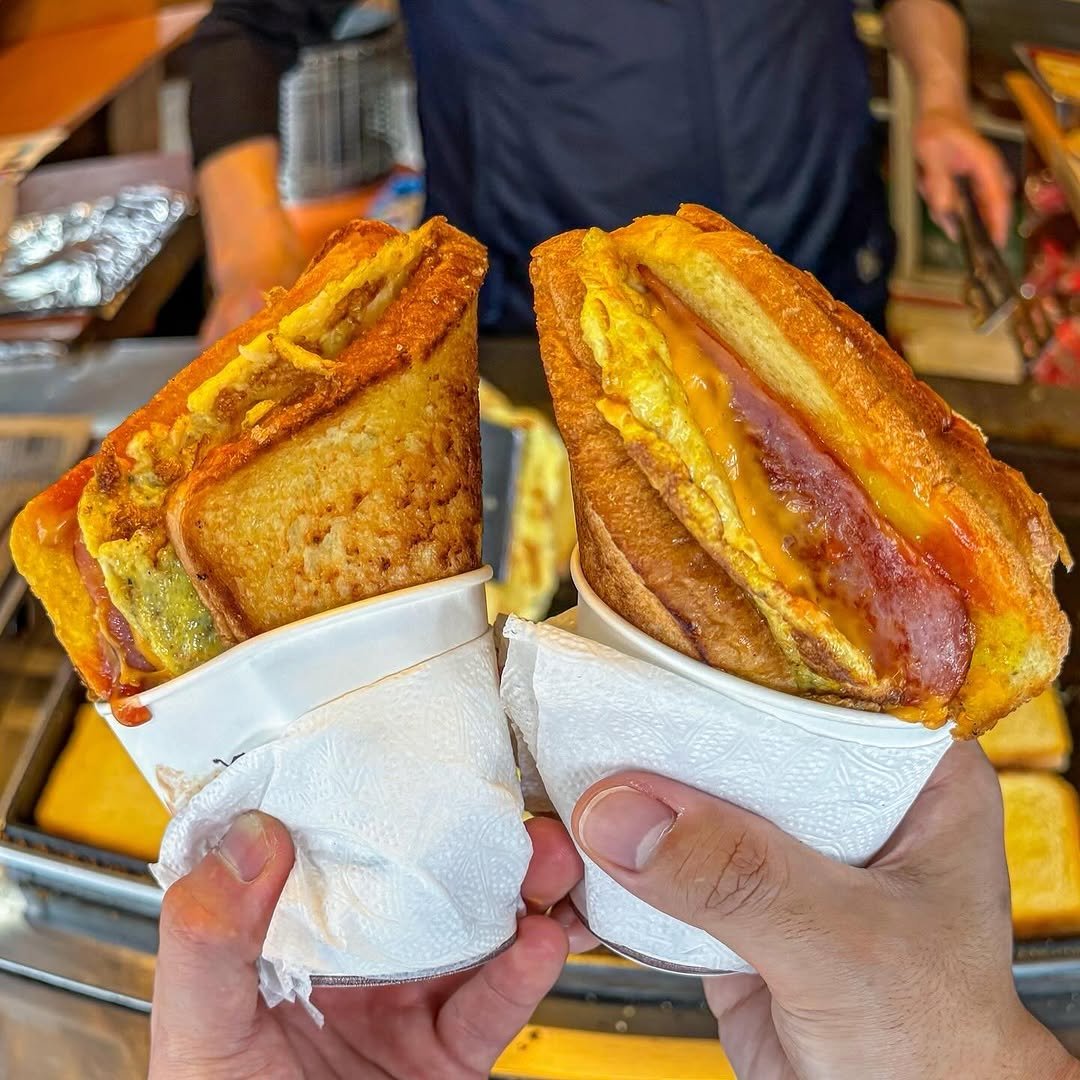 Photo by 스포일러 on April 08, 2026. May be an image of hotdog, club sandwich, baguette, salami, toast and text.