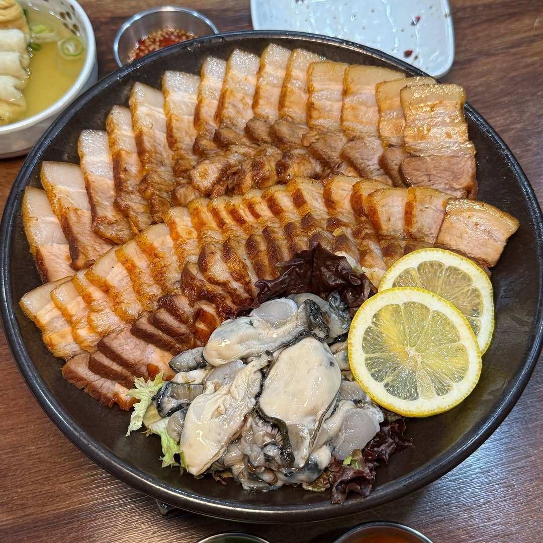 Photo by 맛집 스포일러 - 윤쌤 | 먹스타그램 on December 05, 2025. May be an image of pork and text.