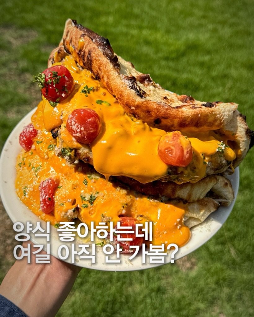 Photo by 맛집게 on September 29, 2025. May be an image of sandwich, bread, egg and text that says '양식 좋아하는데 여길 아직 안가봄? 길아직안가봄? 안'.