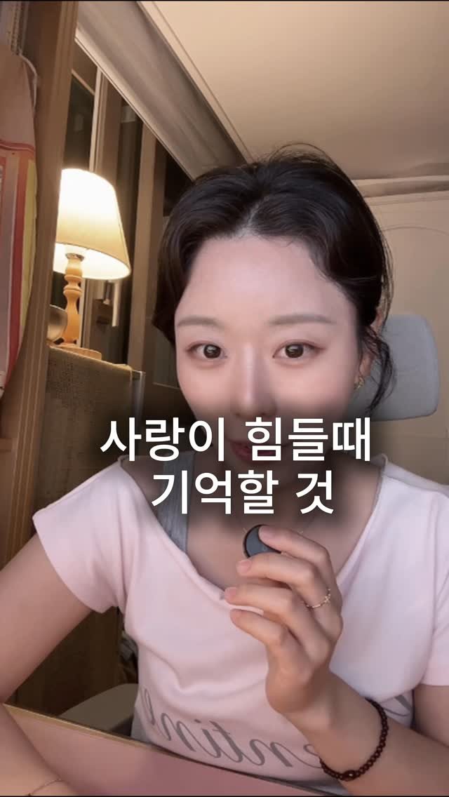 maumgayeon 게시물 이미지: 상처 주는 사람을 사랑하는 사람에게.

사랑은 원래 아픈 거라고,
자꾸 자기 자신을...