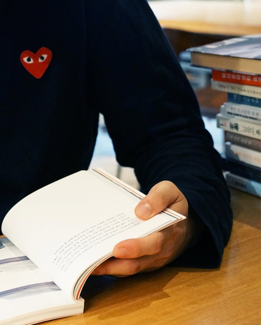 Photo by 마음산책 on November 11, 2025. May be an image of studying, diary, book and text.