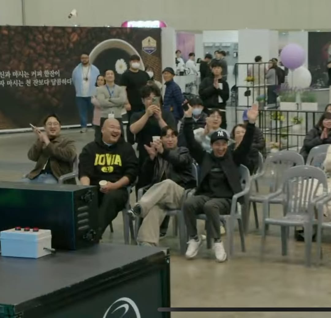 Photo shared by 상계동조용팔 on December 06, 2025 tagging @dominghunky, @park_brew, and @comandante_korea. May be an image of one or more people, bangs, top and text that says '신과 마시는 과마시는커피한잔이 커피 한잔이 자마시는 마시는천잔보다달콤하디 천잔보다달콤하다 잔보다 콤하다 IOVA 电り'.