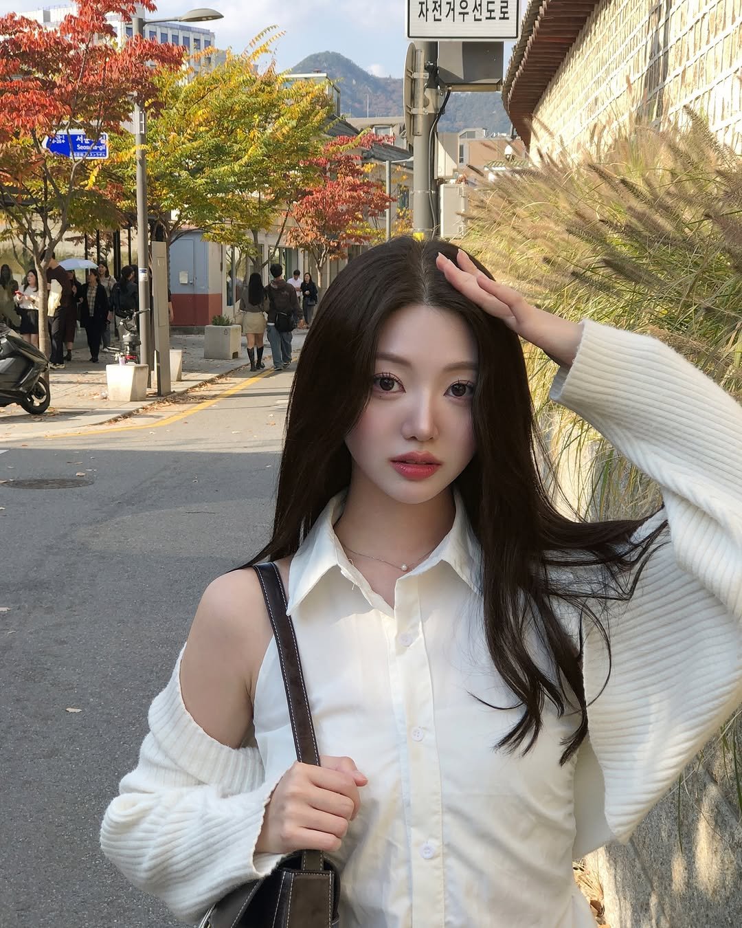 Photo by 메이뮤 maymew on April 27, 2025. May be an image of 4 people, hair, top, outdoors and text.