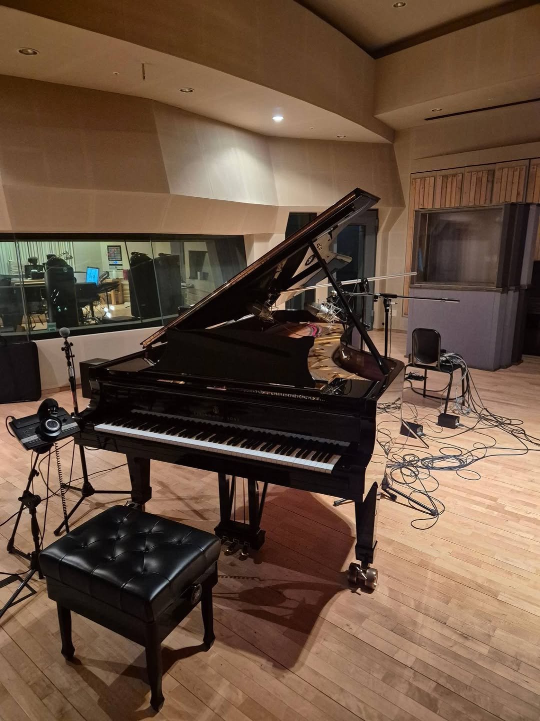 Photo by 성식영 on November 02, 2025. May be an image of piano and text.