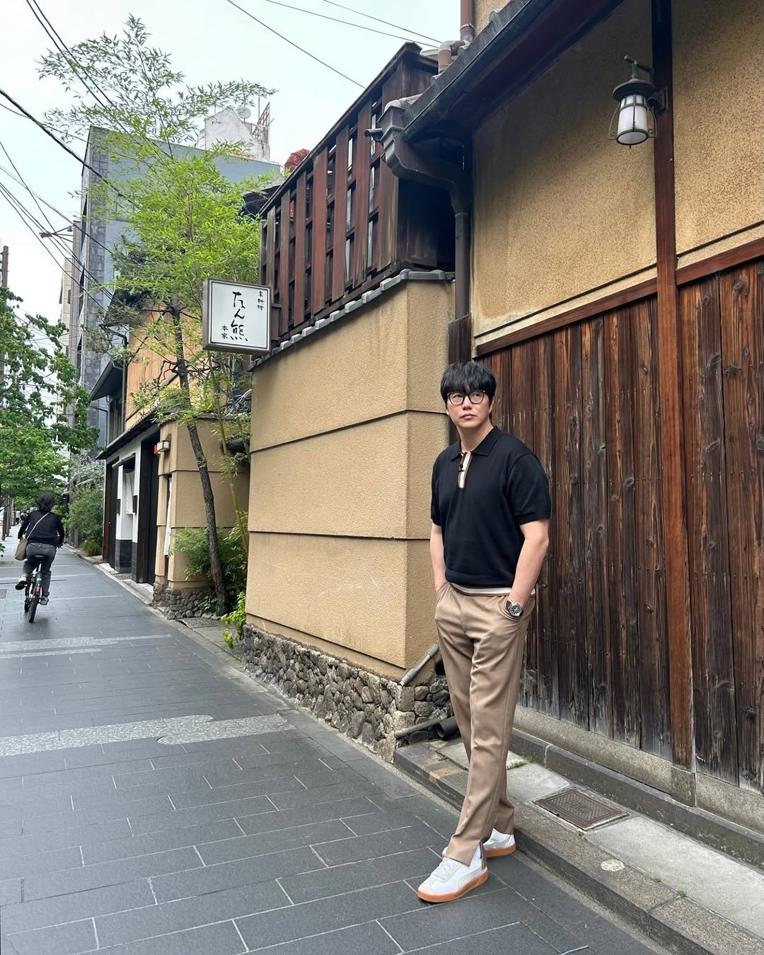 Photo by 성식영 on July 18, 2025. May be an image of 3 people, duffle coat, wingtip shoes and text.