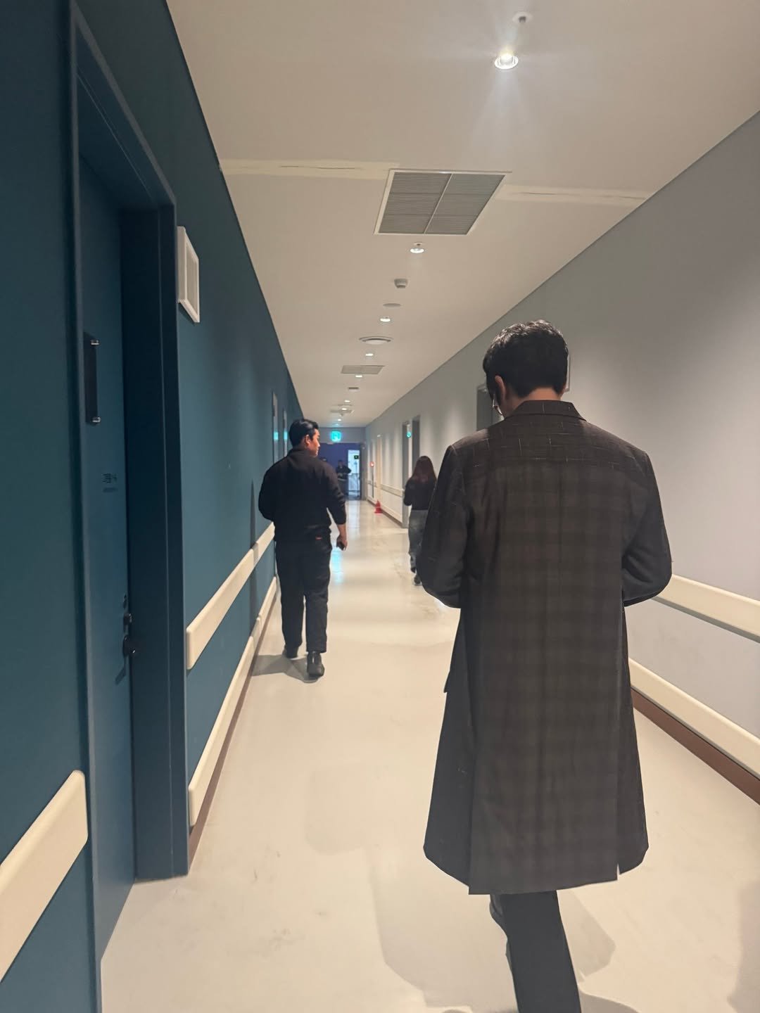 Photo by 성식영 on November 09, 2025. May be an image of standing, duffle coat, overcoat, hallway and text.