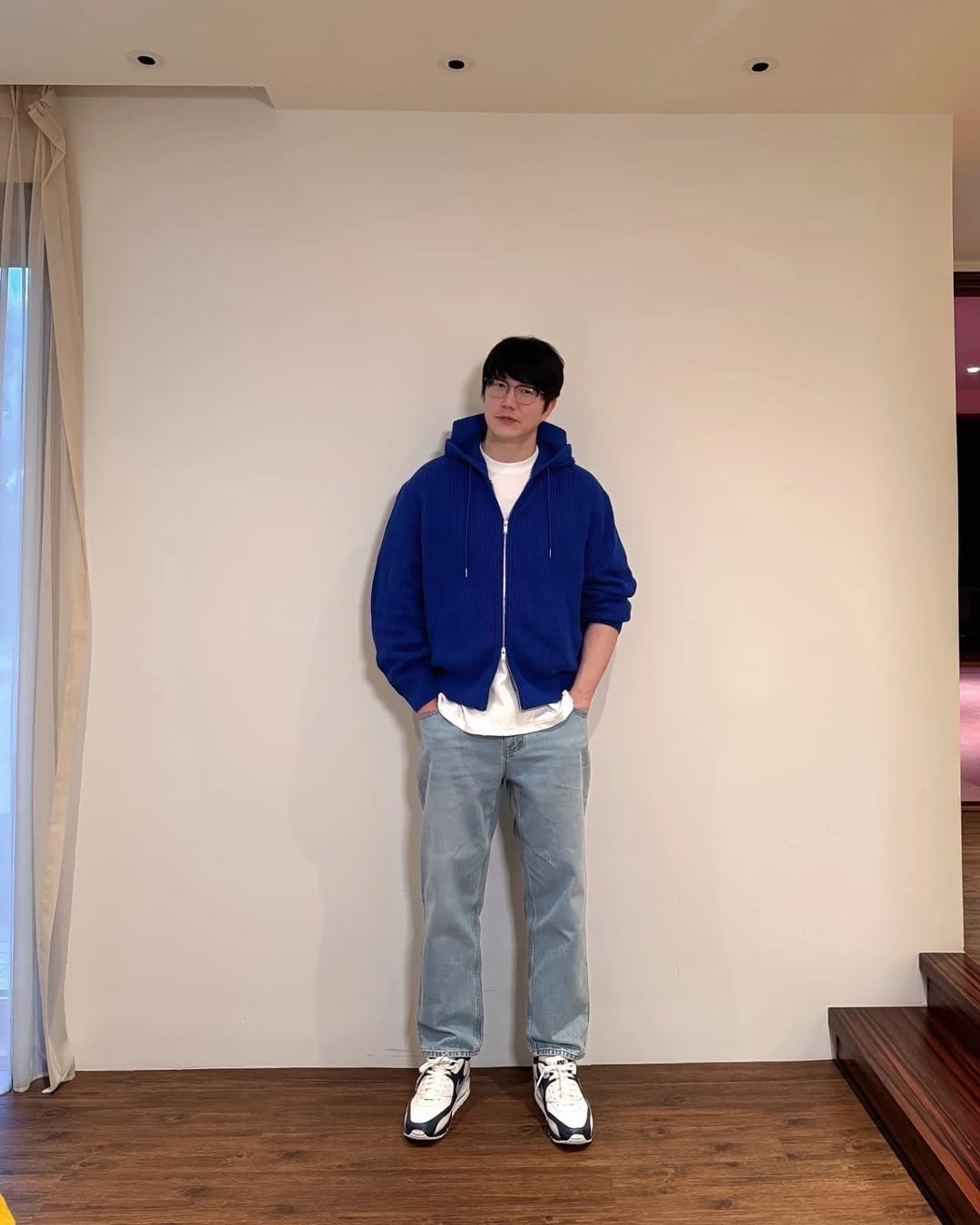 Photo by 성식영 on June 01, 2025. May be an image of duffle coat, wingtip shoes, sweatpants, parka and cornflower.