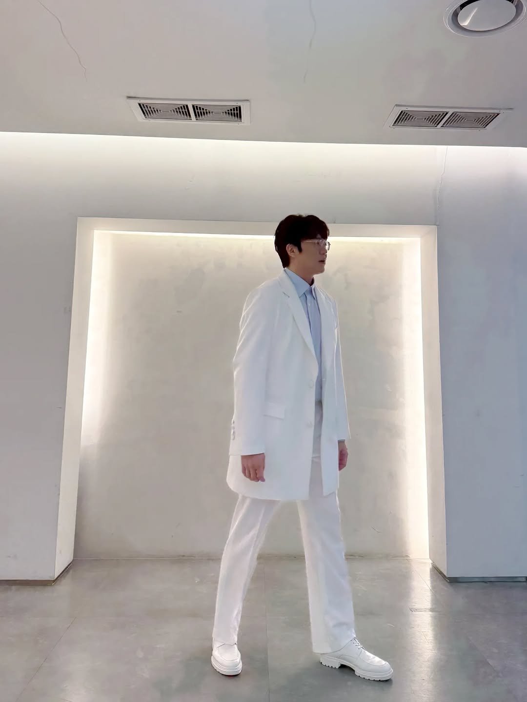 Photo by 성식영 on December 26, 2025. May be an image of suit and text.