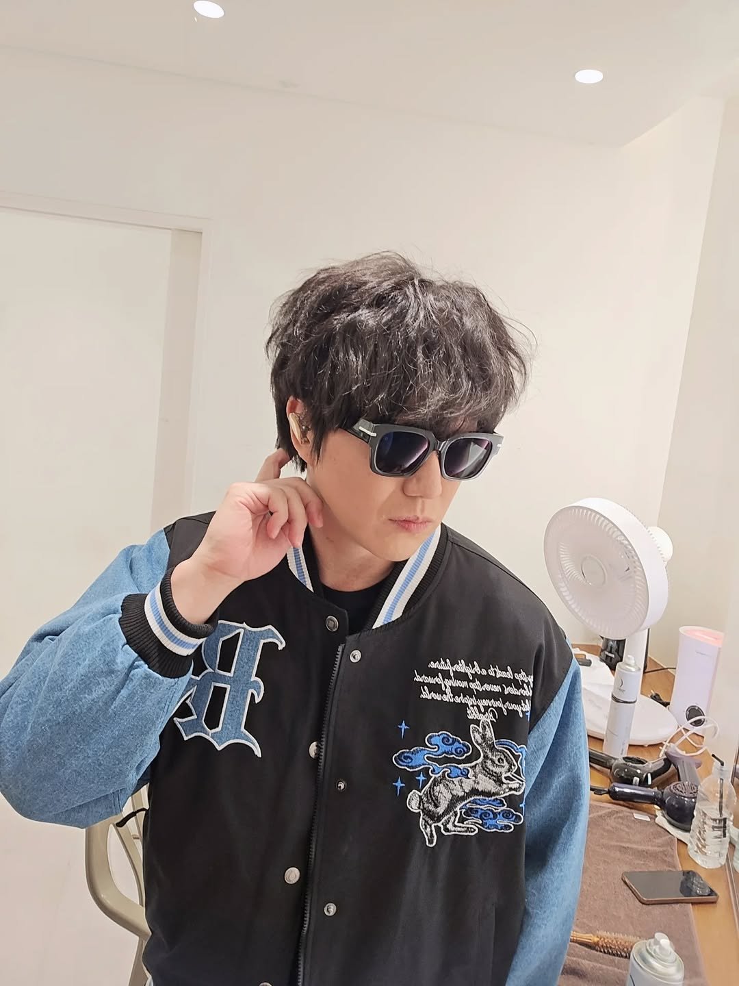 Photo by 성식영 on December 27, 2025. May be an image of one or more people, bangs, top and text.