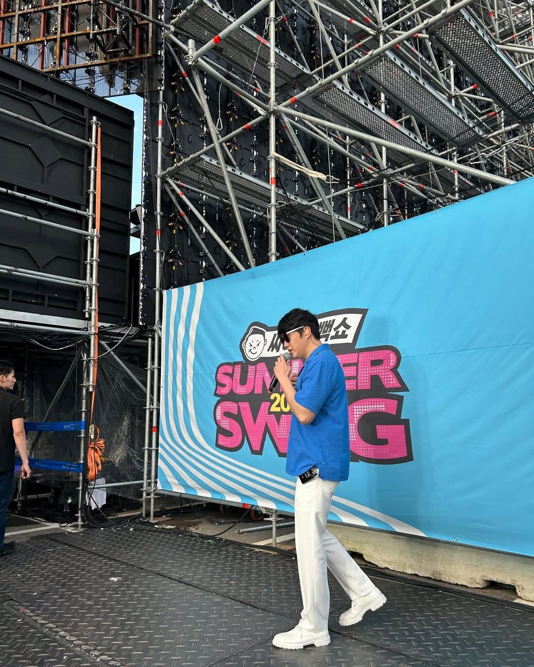 Photo by 성식영 on July 21, 2025. May be an image of 2 people, beach ball and text.