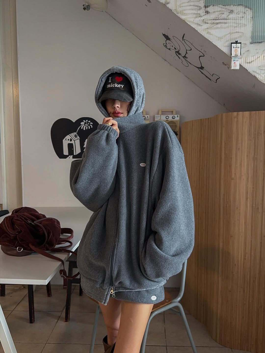 Photo by 메이메이 / maymay on November 09, 2025. May be an image of duffle coat, overcoat, sweatpants, jacket, sweatshirt, parka, bath robe, fleece and text.