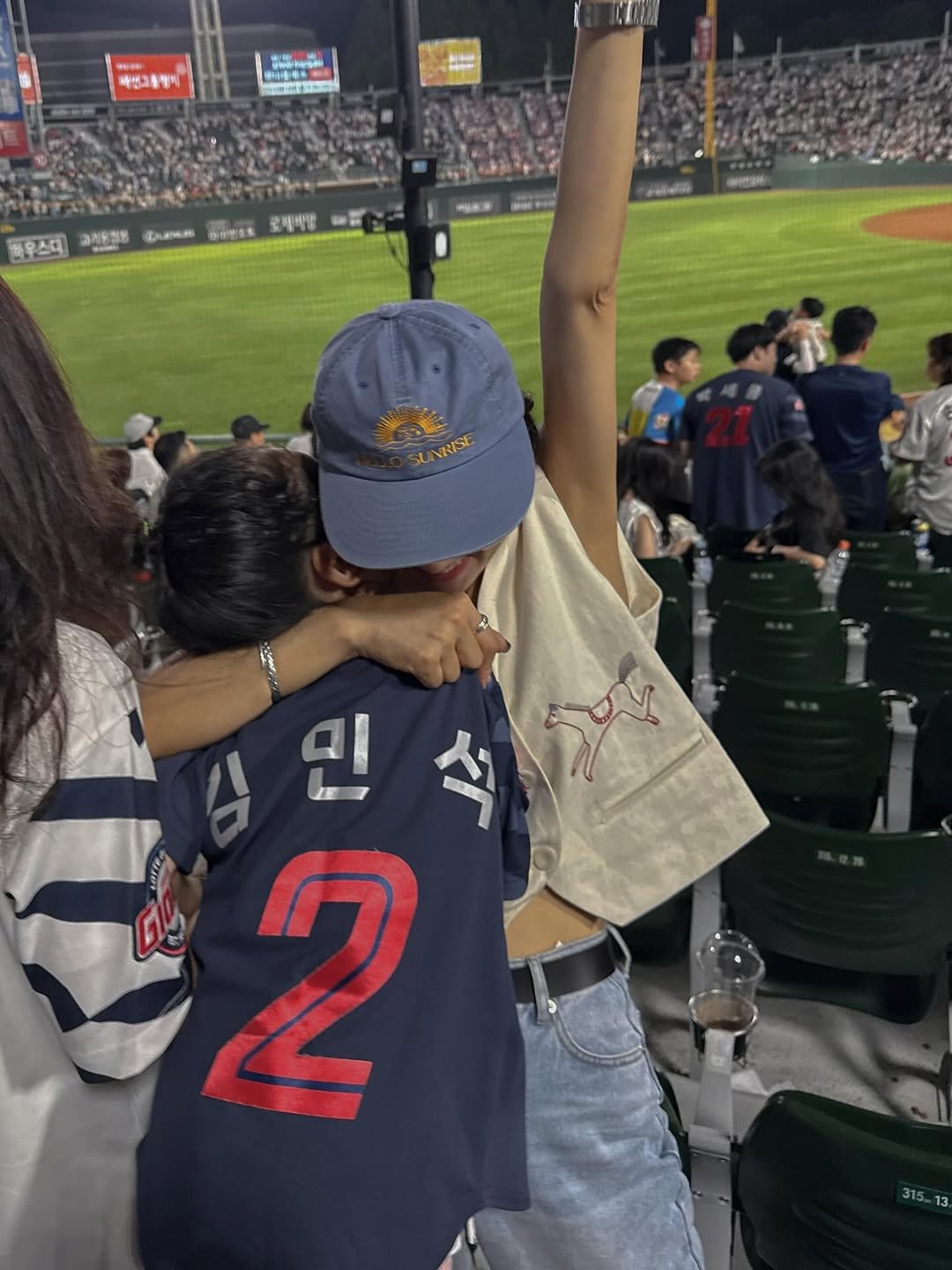Photo by 메이메이 / maymay on August 10, 2025. May be an image of 8 people, people playing baseball, scoreboard and text.