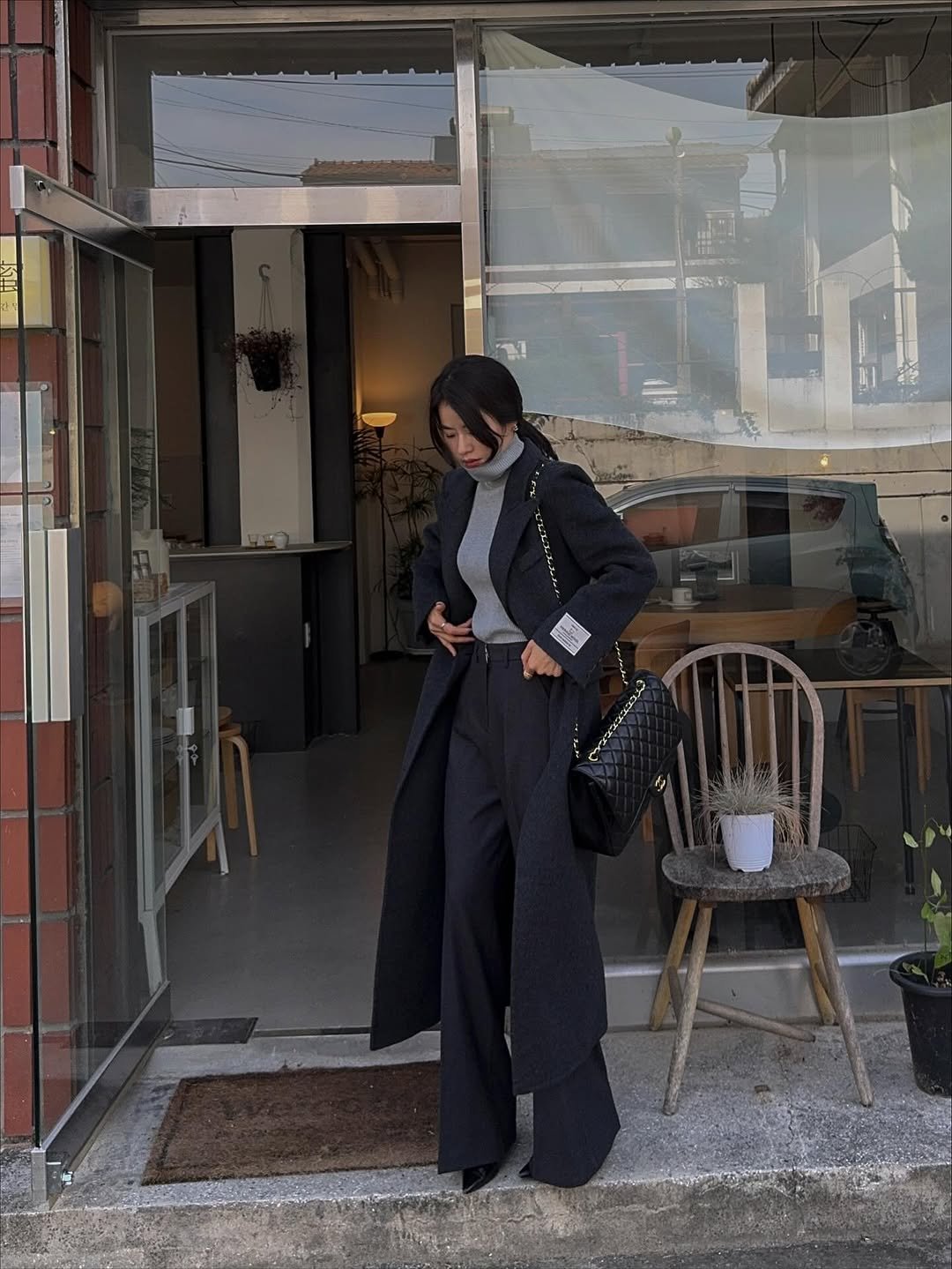 Photo by 메이메이 / maymay on November 06, 2025. May be an image of duffle coat, overcoat, blazer, suit, cornflower and text.