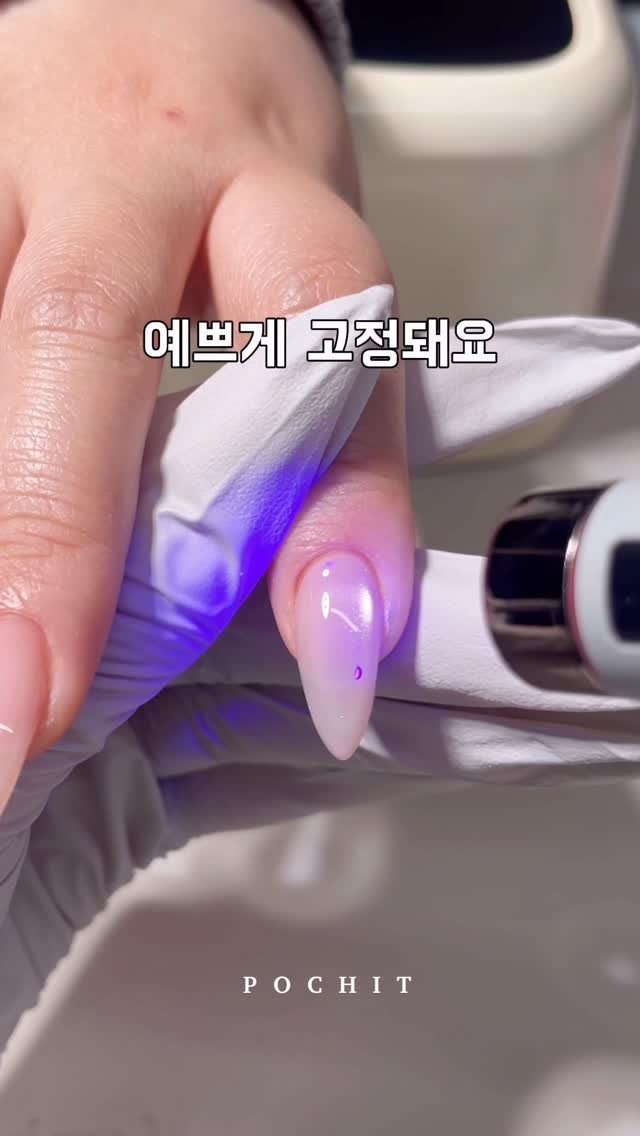 mayour_korea 게시물 이미지: 이번 포대포 박람회 네일은 조회수 155만의 주인공
엔젤링🪽에 글로스 파우더 .....