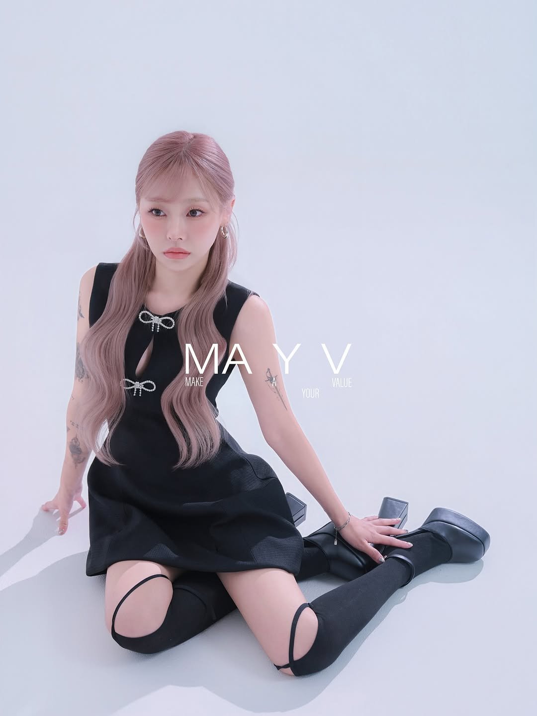 Photo shared by 합정미용실 메이브 MAYV 진주 대표원장 on October 01, 2025 tagging @mayv_hynho, @mayv_zlhyx, @mayv_una, @mayv_hano, and @kkalsalon_jisoo.