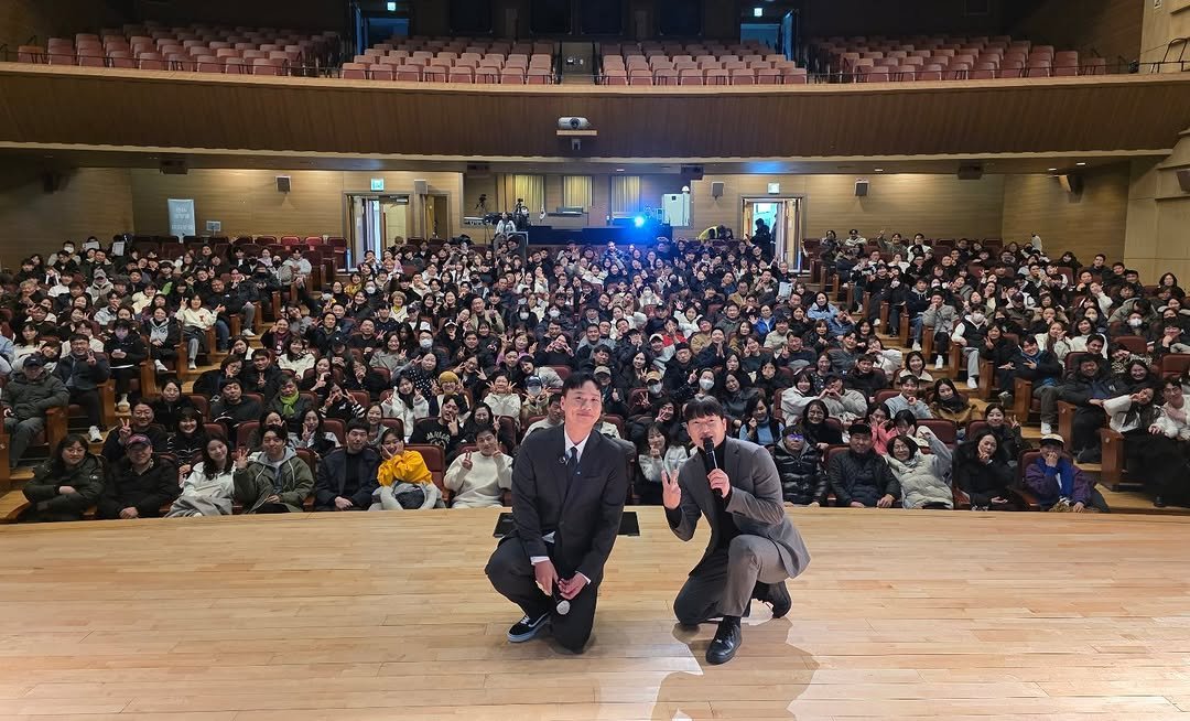 Photo by MC성민 (MC 사회자) on January 10, 2026. May be an image of standing, clarinet, violin, crowd and text.