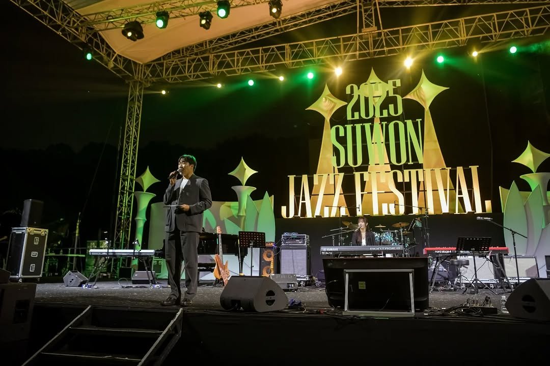 Photo by MC성민 (MC 사회자) on October 21, 2025. May be an image of speaker, concert and text.