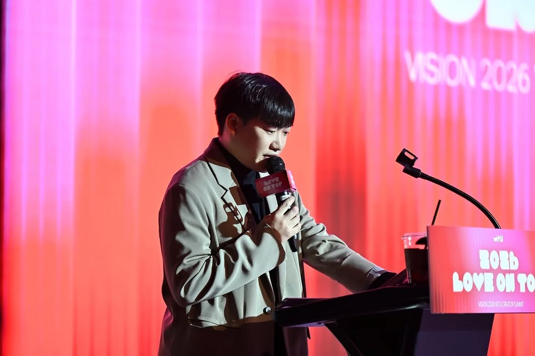 Photo by MC성민 (MC 사회자) on February 10, 2026. May be an image of microphone, concert and text.