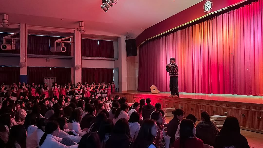 Photo by MC성민 (MC 사회자) on November 27, 2025. May be an image of violin, crowd, concert and text.