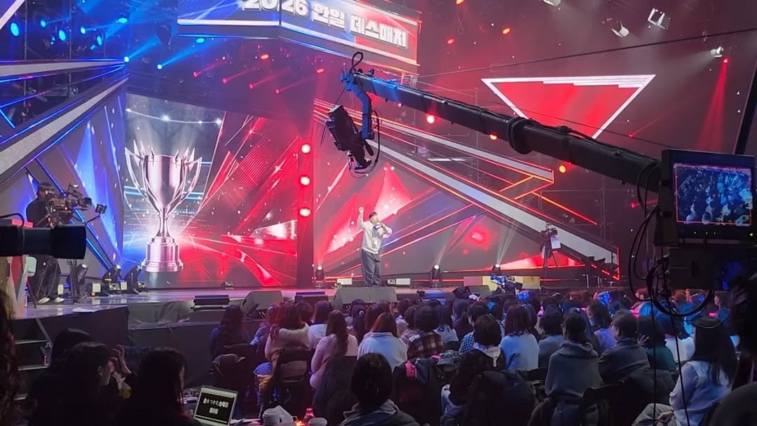 Photo by MC성민 (MC 사회자) on February 15, 2026. May be a video game screenshot of crowd, concert and text.