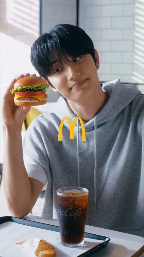 mcdonalds_kr 게시물 이미지: 제 모닝 루틴 알려드릴까요? 
바로 NEW 그릴드 치킨 모닝 버거☀️

맥모닝으로...