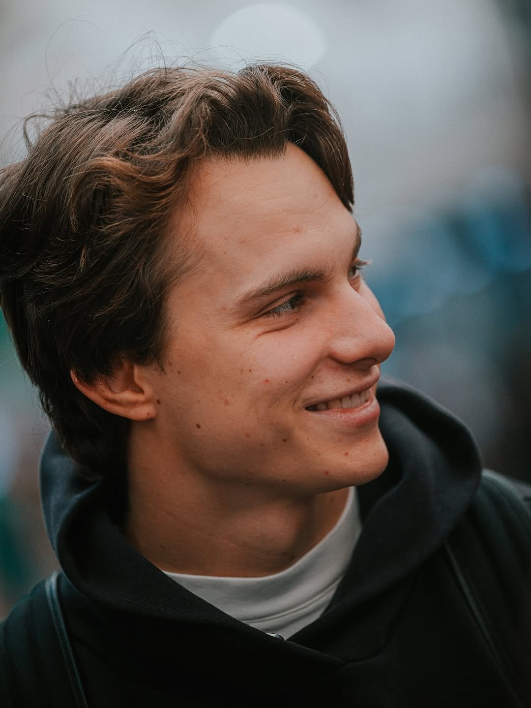 Photo by McLaren in São Paulo, Brazil. May be a closeup of one or more people, vulture and text.