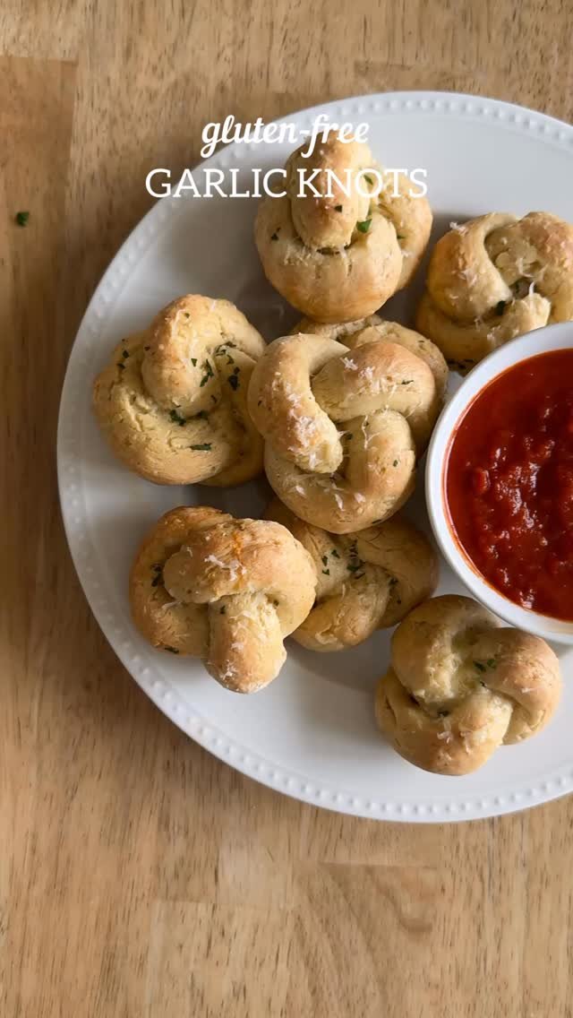 meaningfuleats 게시물 이미지: Gluten-Free Garlic Knots! Type “RECIPE” in the...