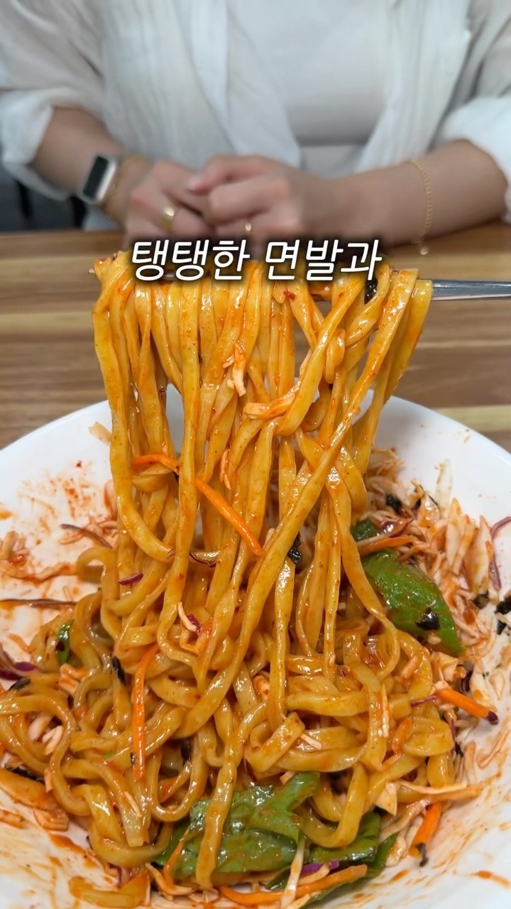 meokdoong 게시물 이미지: 갓성비 여름 히든메뉴🌊

겨울에 칼국수로 줄세우다가
여름은 콩국수랑 비빔칼국수...