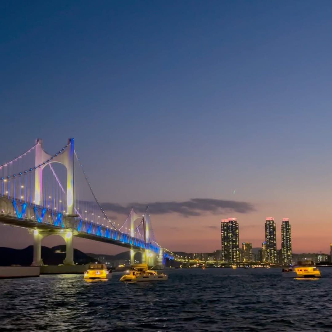 Photo by 채민 on February 21, 2026. May be an image of twilight, suspension bridge and text.