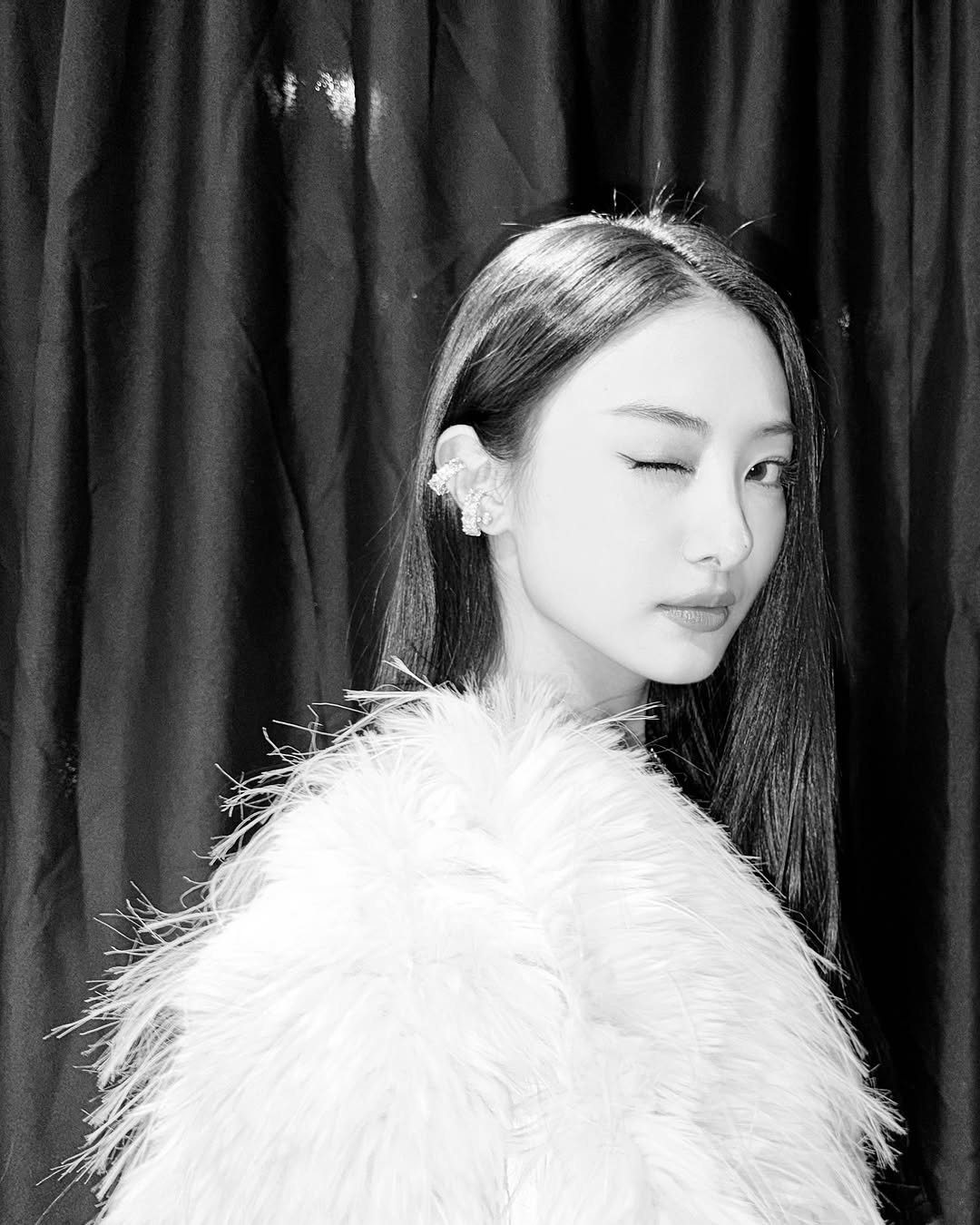 Photo by MEOVV on November 16, 2025. May be an image of one or more people, hair, goosedown coat and text.