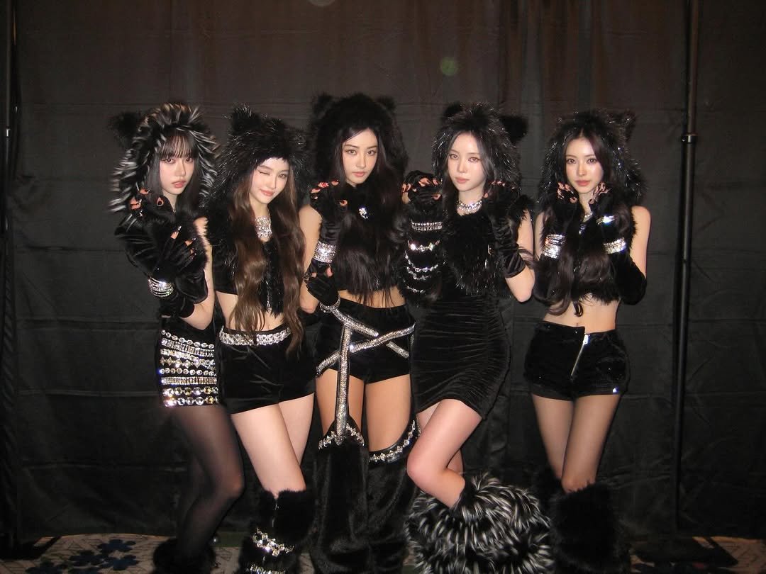 Photo by MEOVV on December 30, 2025. May be an image of dancing, costume, headdress and text.