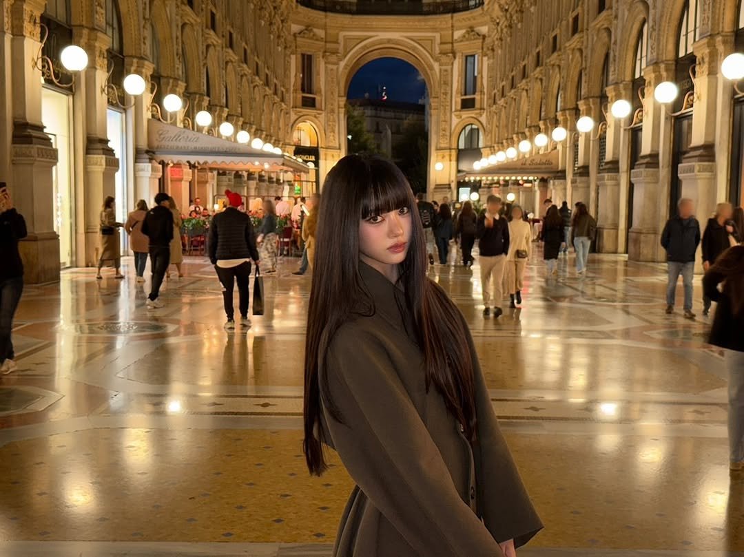 Photo by MEOVV on September 28, 2025. May be an image of 16 people, Piazza di Spagna and text.